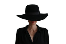 Load image into Gallery viewer, Capeline Felt Hat - Black